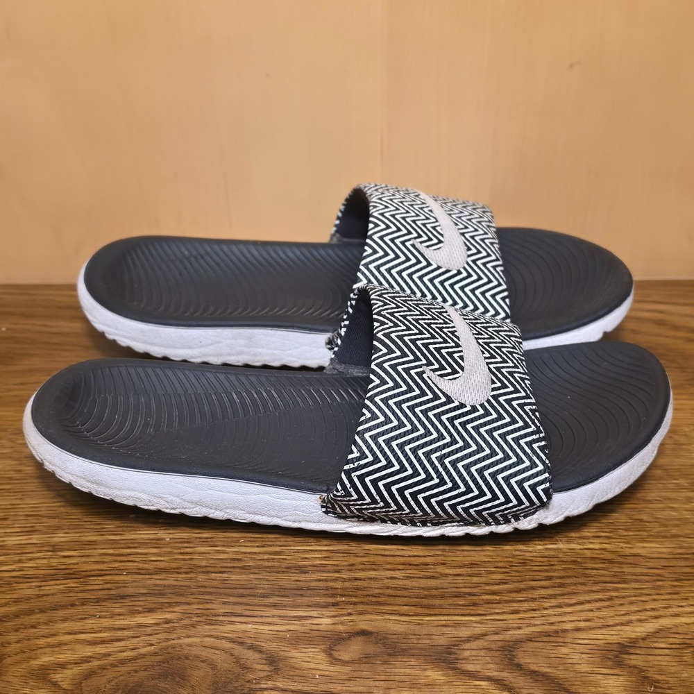 Nike Benassi JDI Women's Size 8 Black White Chevron Slide Sandals Used